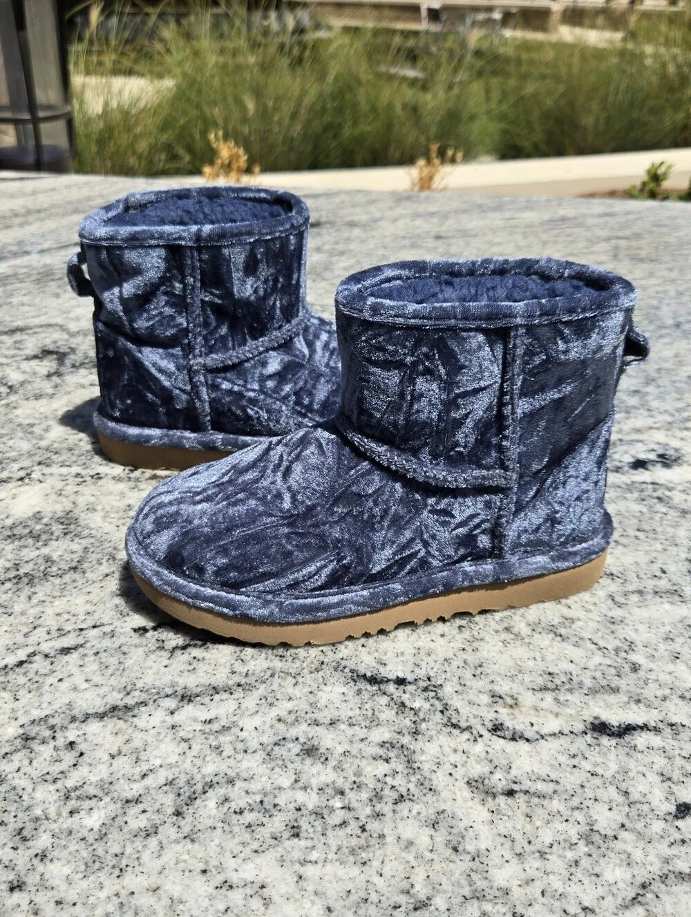 UGG Classic Mini II boots in an ocean blue crushed velvet Sz 13 Little Girls